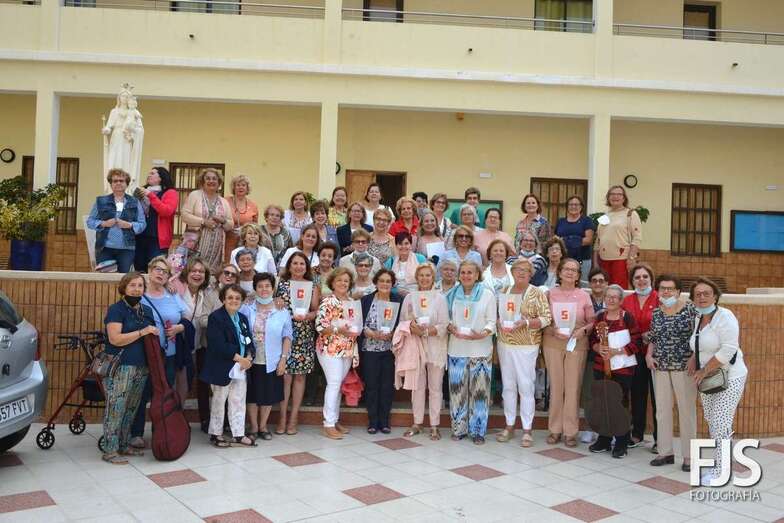 Foto de familia de las antiguas alumnas con sor Ana María Díaz Fernández/Francisco Javier Santana.